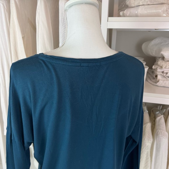 GAP Dark blue 3/4 sleeve Low V neck tee.  Women's medium.  Item #0014 - Picture 2 of 9